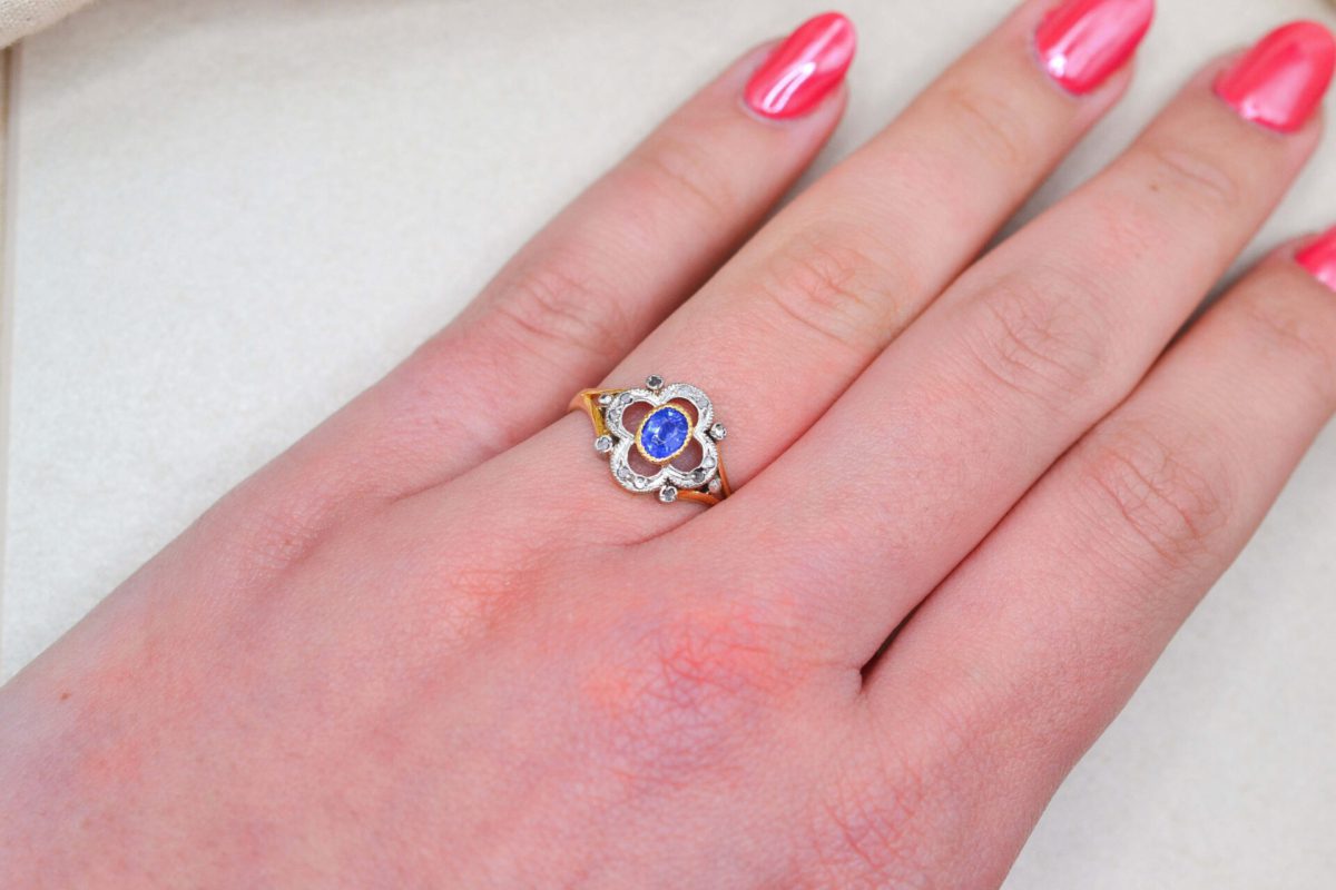 Bague polylobée Pierre bleue et Diamants