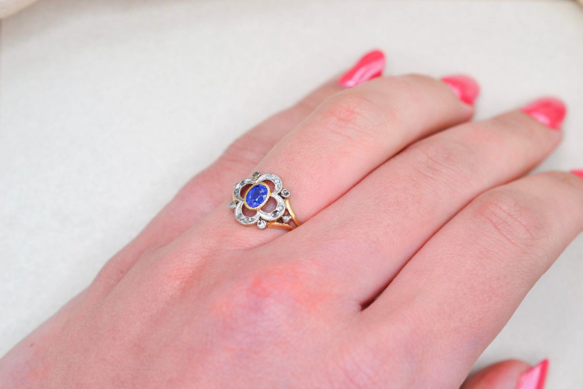 Bague polylobée Pierre bleue et Diamants