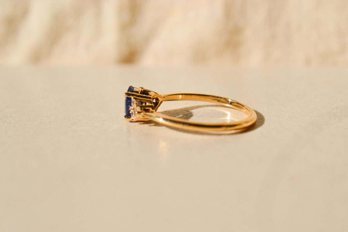 Bague Saphir et trios de Diamants