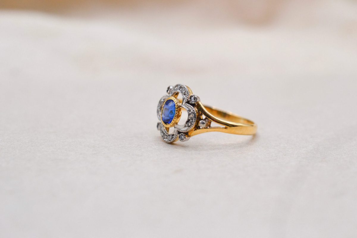 Bague polylobée Pierre bleue et Diamants