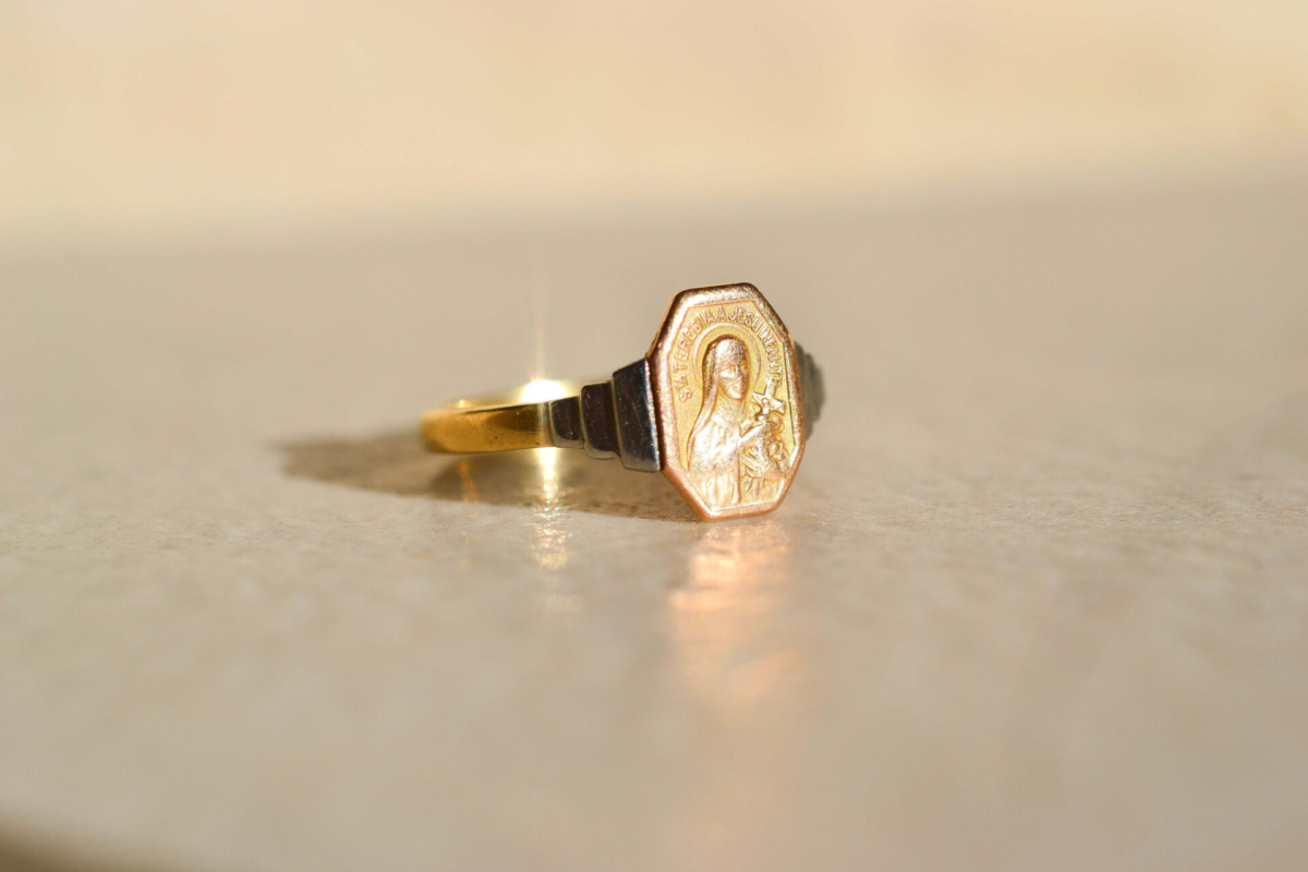 Bague Art Déco Religieuse