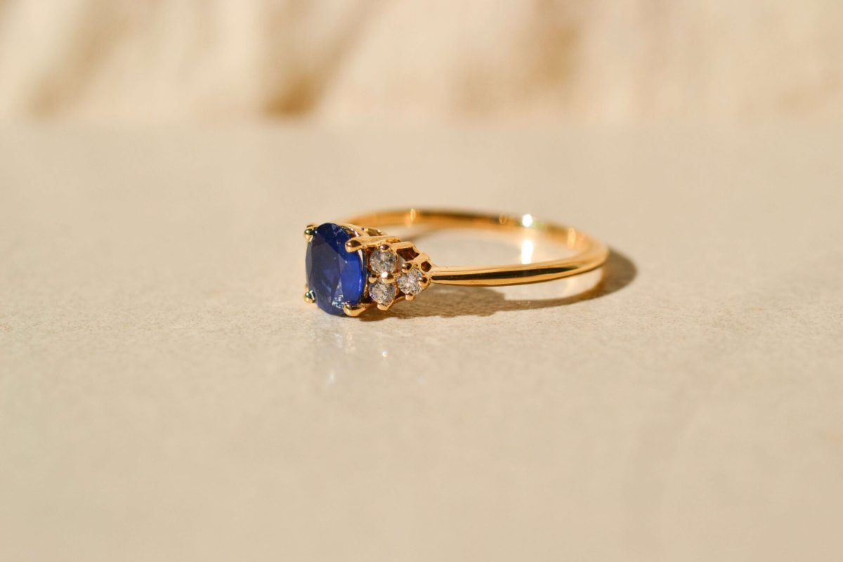 Bague Saphir et trios de Diamants