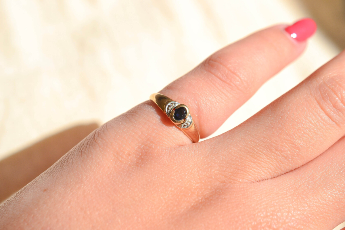 Bague jonc Or jaune Saphir