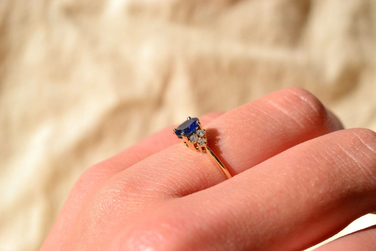 Bague Saphir et trios de Diamants