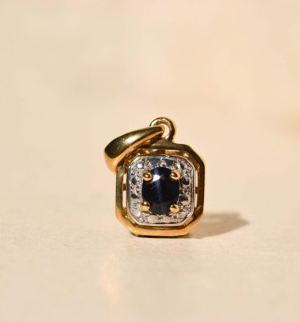 Pendentif carré Saphir 2 Ors 9K