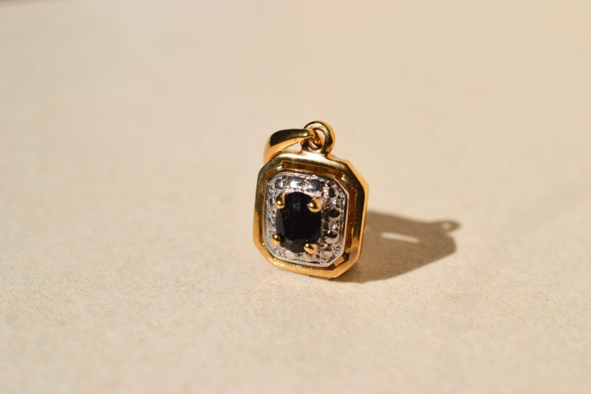 Pendentif carré Saphir 2 Ors 9K