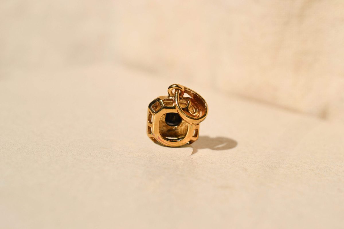 Pendentif carré Saphir 2 Ors 9K