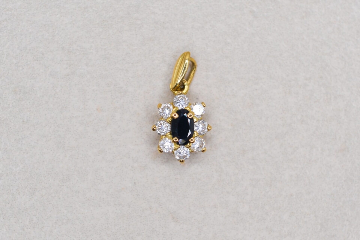 Pendentif Marguerite en Or jaune 18 carats serti à 4 griffes d un saphir dans un entourage d oxydes - pendentif de seconde main