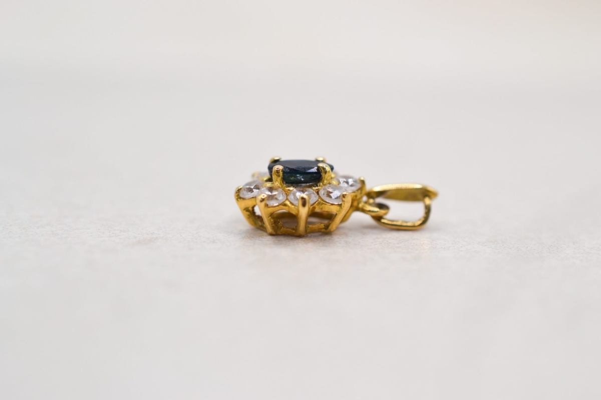 Pendentif Marguerite en Or jaune 18 carats serti à 4 griffes d un saphir dans un entourage d oxydes - pendentif femme