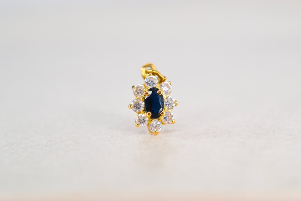 Pendentif Marguerite en Or jaune 18 carats serti à 4 griffes d un saphir dans un entourage d oxydes - pendentif vintage