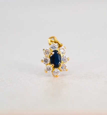 Pendentif Marguerite en Or jaune 18 carats serti à 4 griffes d un saphir dans un entourage d oxydes - pendentif vintage