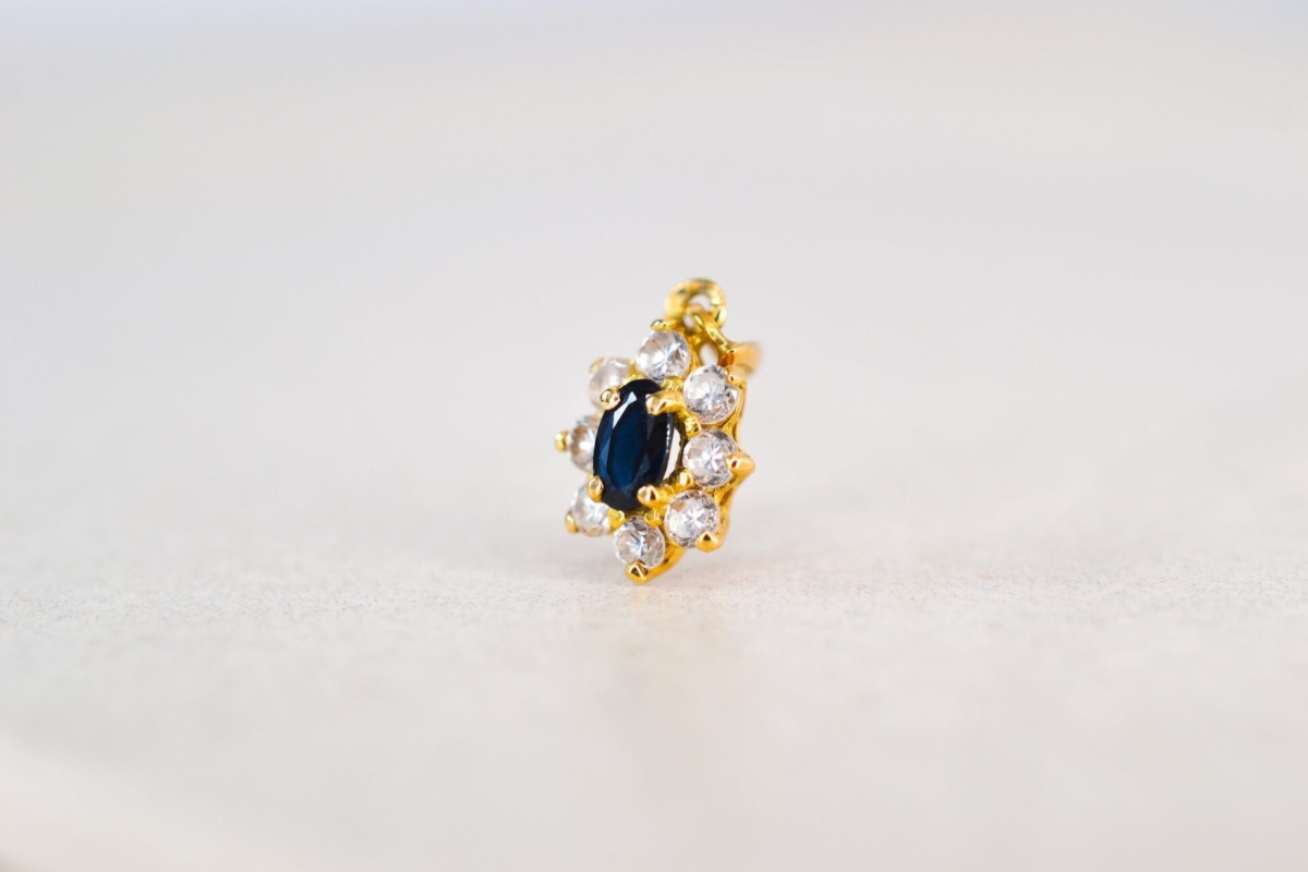 Pendentif Marguerite en Or jaune 18 carats serti à 4 griffes d un saphir dans un entourage d oxydes - pendentif ancien