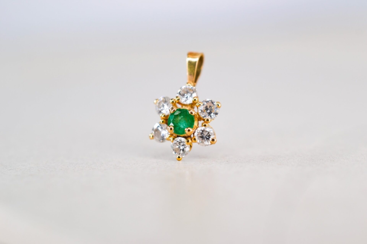 Pendentif Marguerite en Or jaune 18 carats serti a 4 griffes d un emeraude rond dans un entourage de diamants - pendentif de seconde main