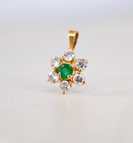Pendentif Marguerite en Or jaune 18 carats serti a 4 griffes d un emeraude rond dans un entourage de diamants - pendentif de seconde main