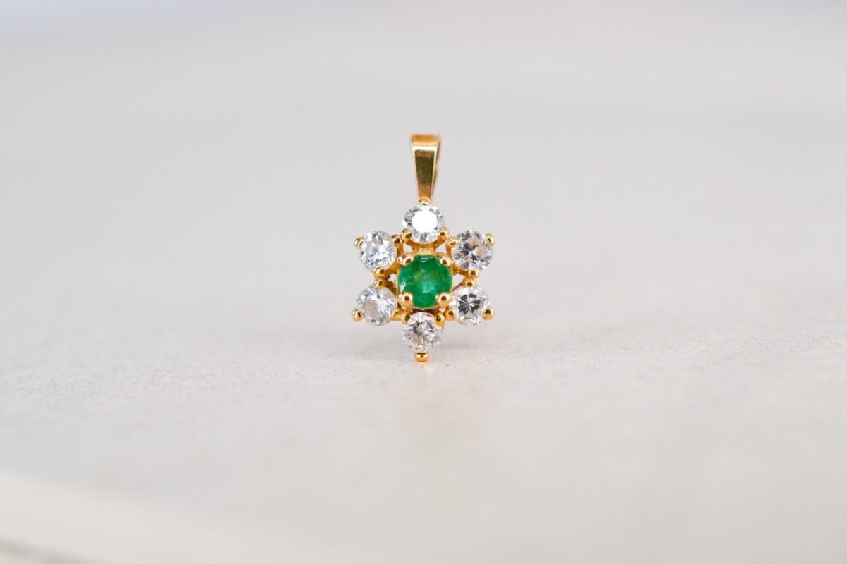 Pendentif Marguerite en Or jaune 18 carats serti a 4 griffes d un emeraude rond dans un entourage de diamants - pendentif ancien
