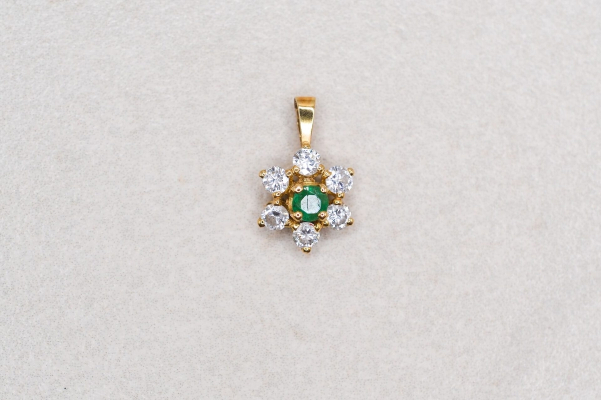 Pendentif Marguerite en Or jaune 18 carats serti a 4 griffes d un emeraude rond dans un entourage de diamants - pendentif vintage