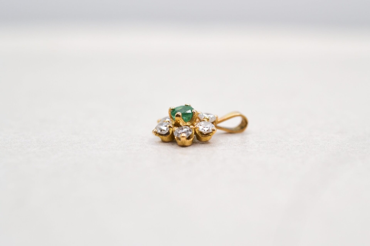 Pendentif Marguerite en Or jaune 18 carats serti a 4 griffes d un emeraude rond dans un entourage de diamants - pendentif femme