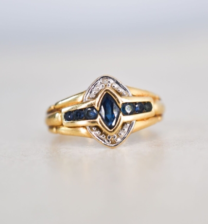 Bague navette en Or jaune et Or blanc ornee d un saphir entre deux lignes de saphirs et deux diamants - bague ancienne