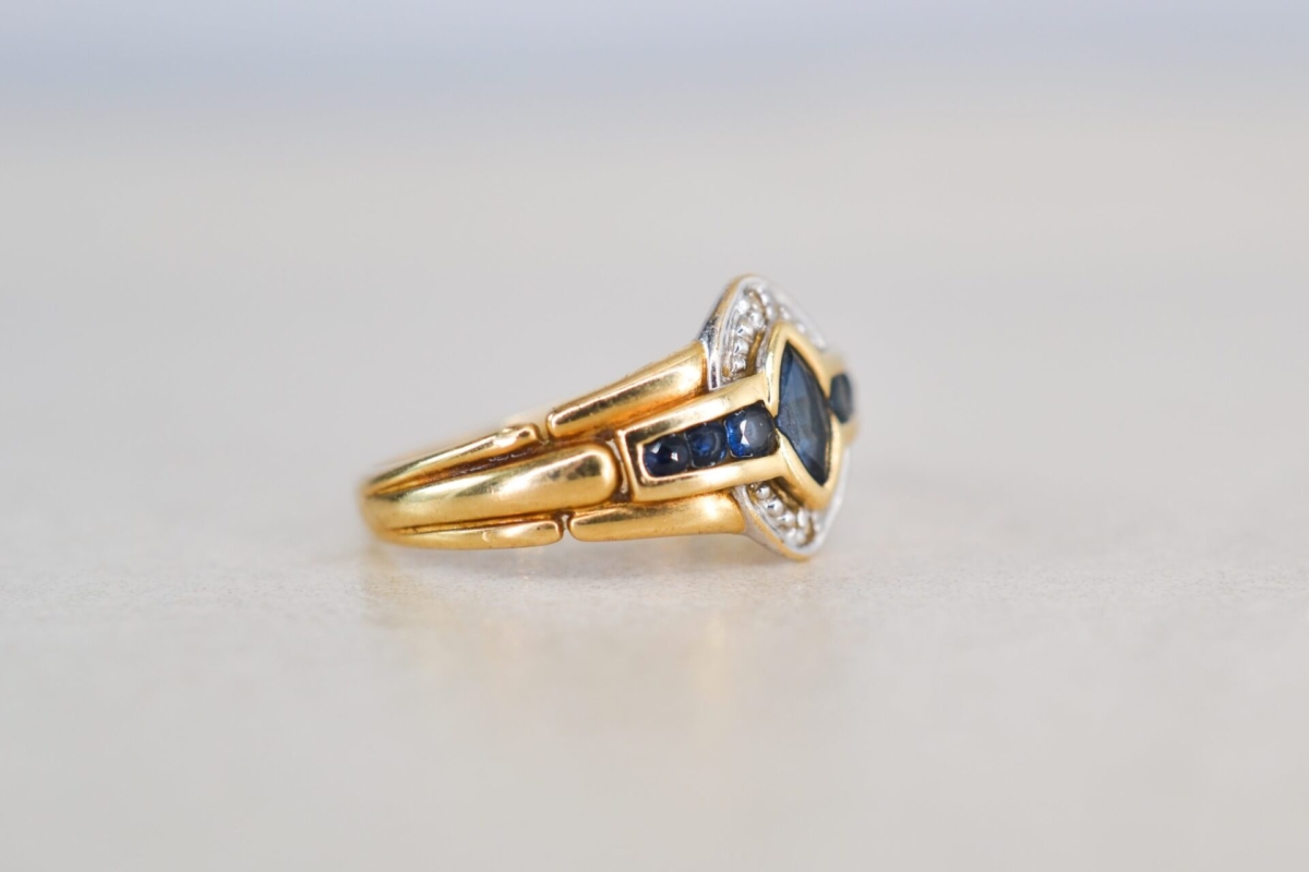 Bague navette en Or jaune et Or blanc ornee d un saphir entre deux lignes de saphirs et deux diamants - bague vintage