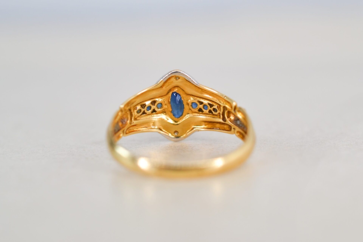Bague navette en Or jaune et Or blanc ornee d un saphir entre deux lignes de saphirs et deux diamants - bague femme