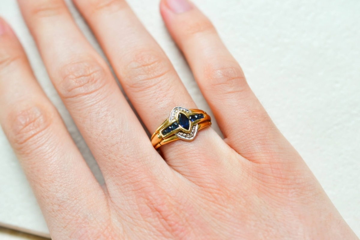 Bague navette en Or jaune et Or blanc ornee d un saphir entre deux lignes de saphirs et deux diamants - bague de seconde main