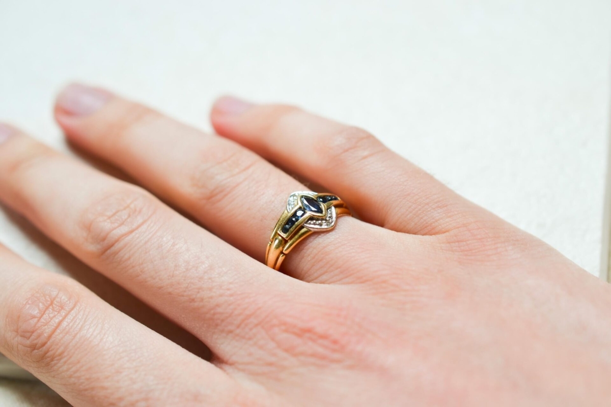 Bague navette en Or jaune et Or blanc ornee d un saphir entre deux lignes de saphirs et deux diamants - bague de fiancailles