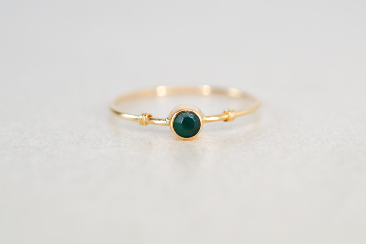 Bague fine en Or jaune 18 carats sertie clos d une pierre verte ronde - bague ancienne