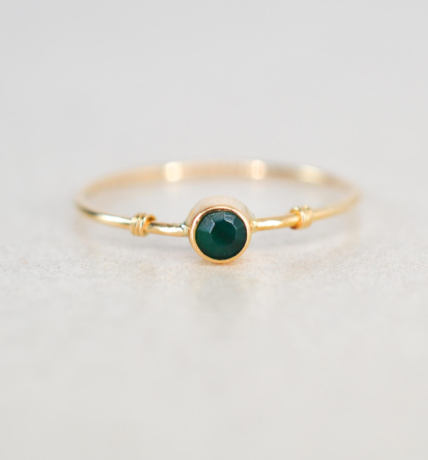 Bague fine en Or jaune 18 carats sertie clos d une pierre verte ronde - bague ancienne