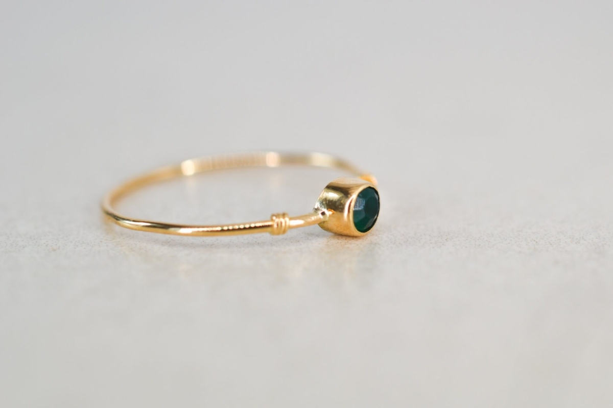 Bague fine en Or jaune 18 carats sertie clos d une pierre verte ronde - bague vintage