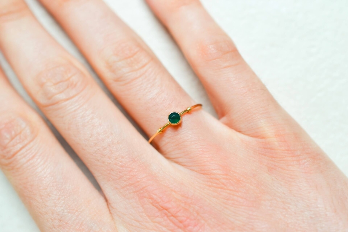 Bague fine en Or jaune 18 carats sertie clos d une pierre verte ronde - bague femme