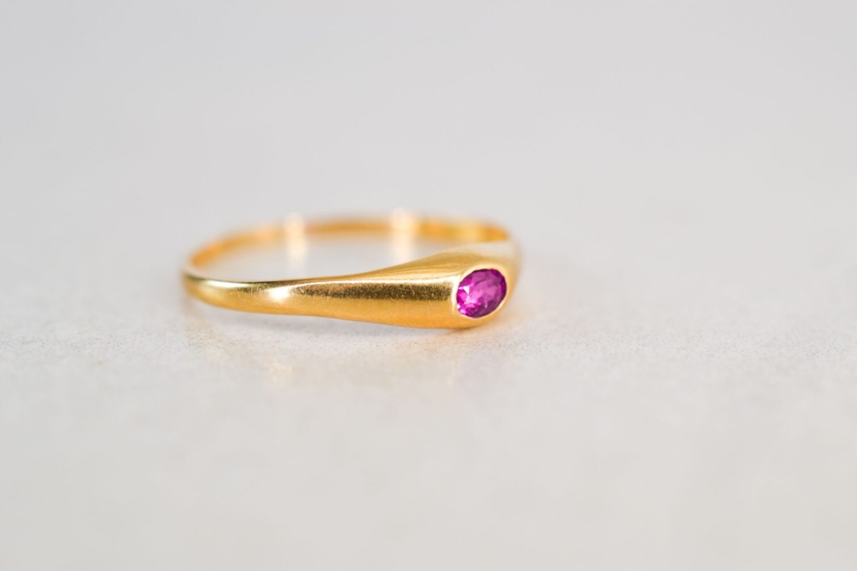 Bague jonc en Or jaune 18 carats sertie d un grenat - bague vintage