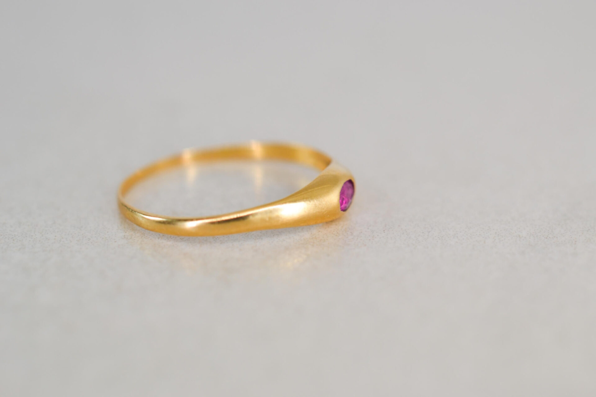 Bague jonc en Or jaune 18 carats sertie d un grenat - bague de seconde main