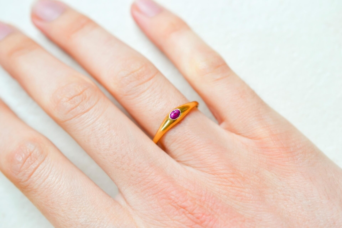 Bague jonc en Or jaune 18 carats sertie d un grenat - bague femme