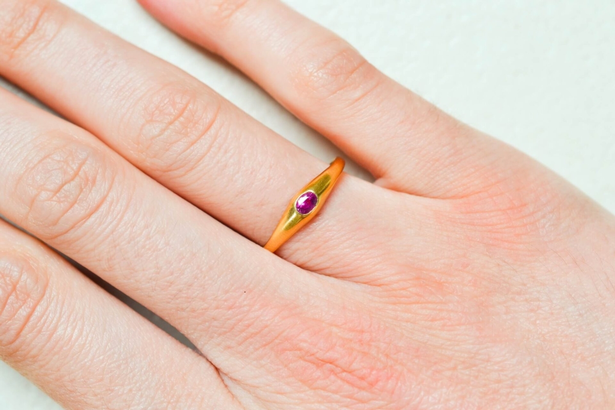 Bague jonc en Or jaune 18 carats sertie d un grenat - bague eco responsable
