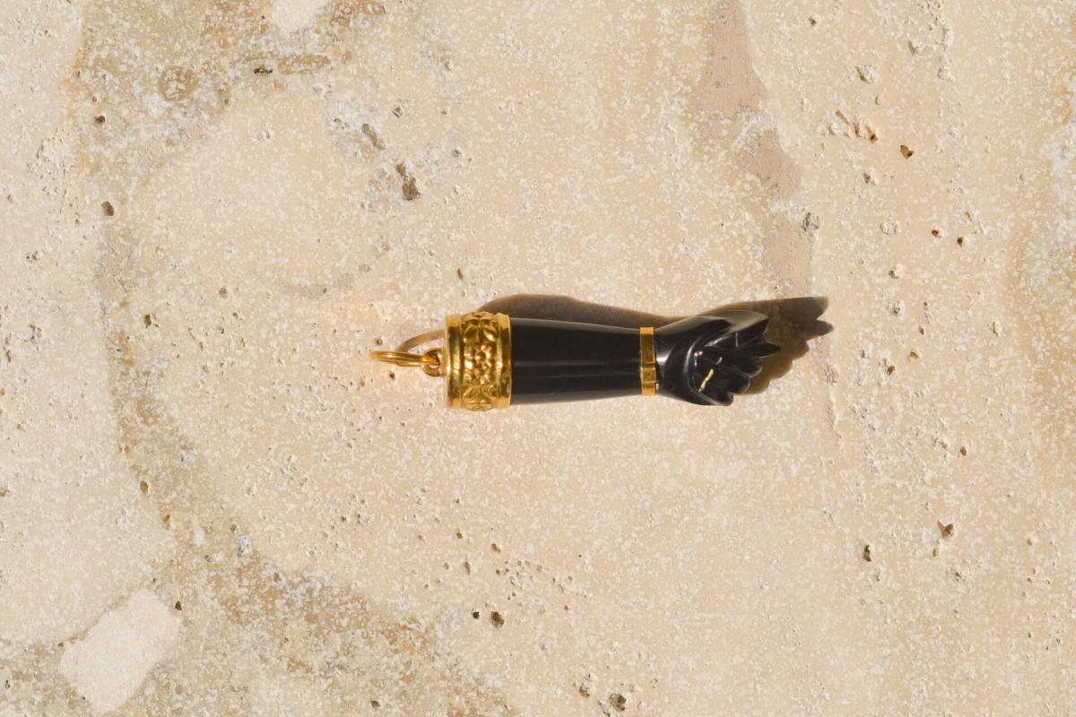 Pendentif dit Figa en Onyx sculpte et Or jaune 18 carats - pendentif ancien