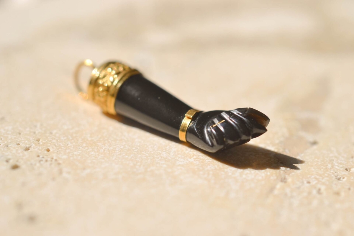 Pendentif dit Figa en Onyx sculpte et Or jaune 18 carats - pendentif vintage