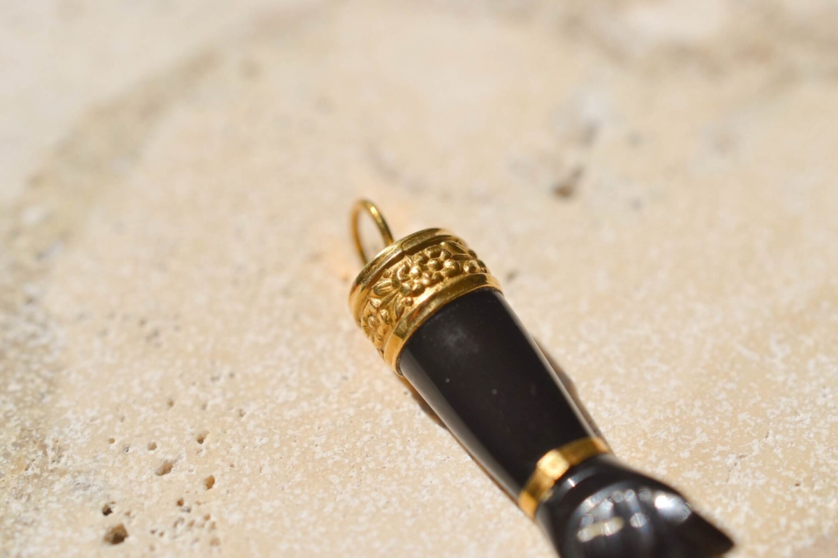 Pendentif dit Figa en Onyx sculpte et Or jaune 18 carats - pendentif de seconde main
