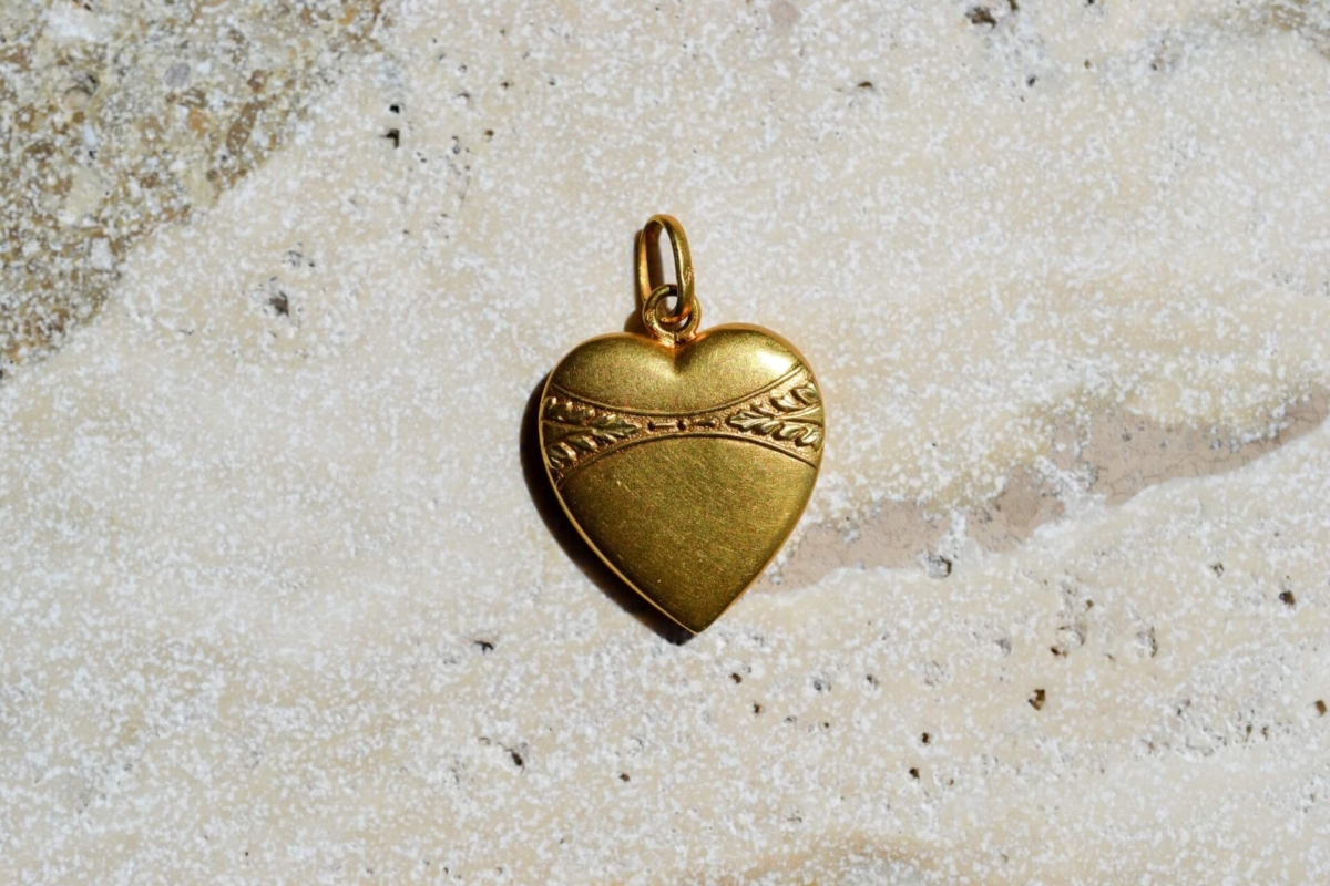 Pendentif coeur en Or jaune a decor grave de feuilles - pendentif ancien