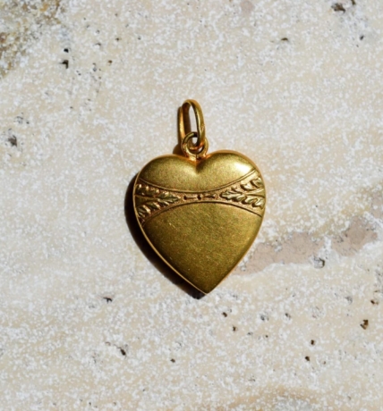 Pendentif coeur en Or jaune a decor grave de feuilles - pendentif ancien
