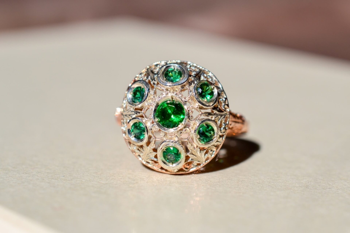 bague dome en Or rose 9 carats et Argent sertie d emeraudes - bague ancienne