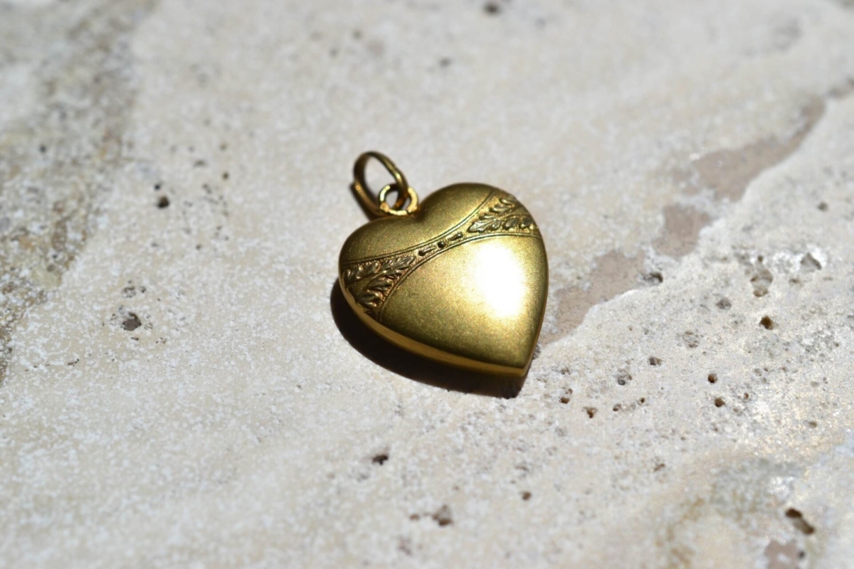 Pendentif coeur en Or jaune a decor grave de feuilles - pendentif vintage