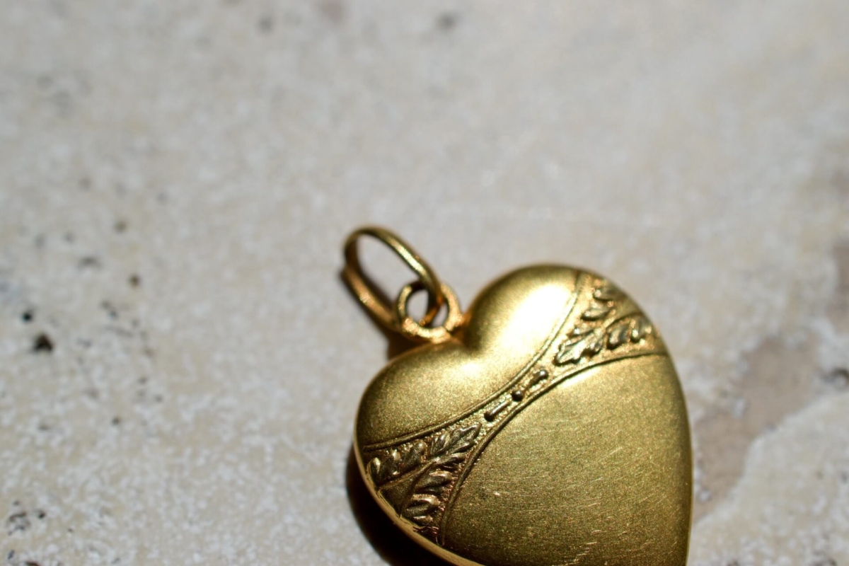 Pendentif coeur en Or jaune a decor grave de feuilles - pendentif femme