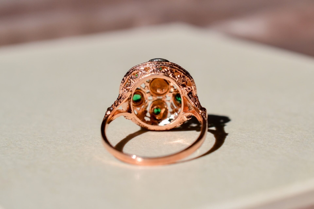 bague dome en Or rose 9 carats et Argent sertie d emeraudes - bague de seconde main
