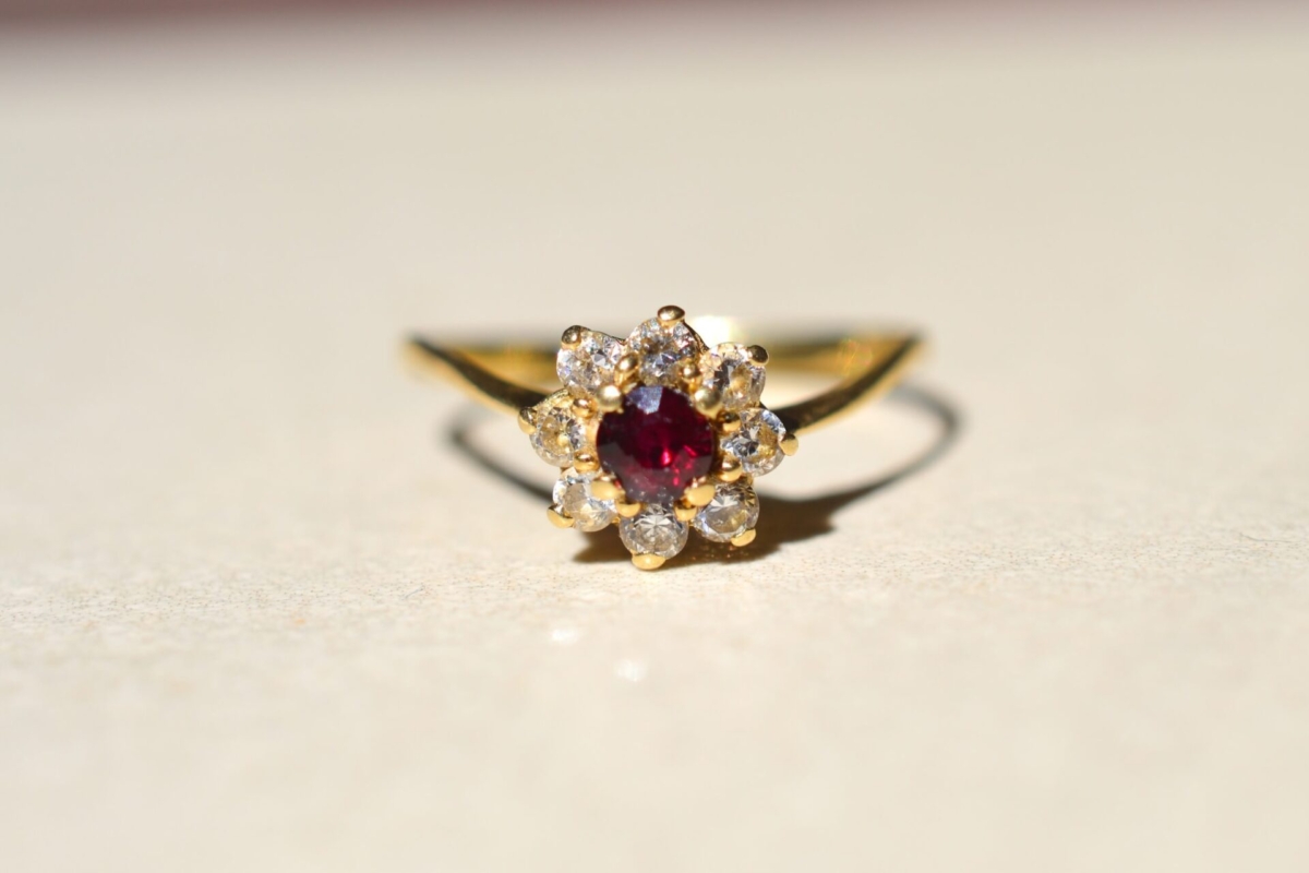 Bague Marguerite en alliage d Or 14 carats sertie d un rubis synthetique Verneuil et d oxydes - bague ancienne