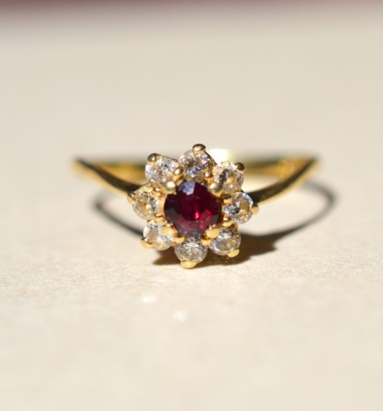 Bague Marguerite en alliage d Or 14 carats sertie d un rubis synthetique Verneuil et d oxydes - bague ancienne