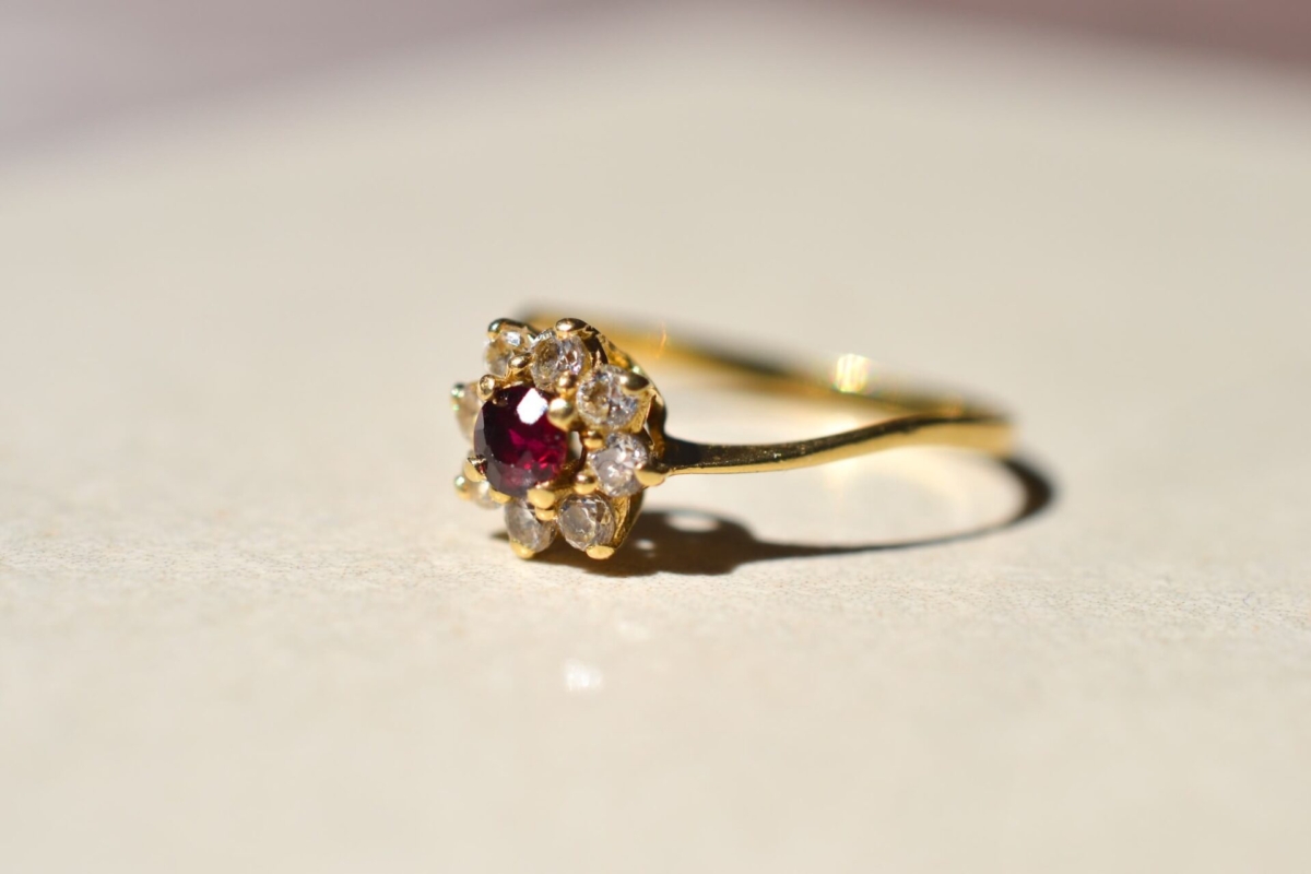 Bague Marguerite en alliage d Or 14 carats sertie d un rubis synthetique Verneuil et d oxydes - bague vintage