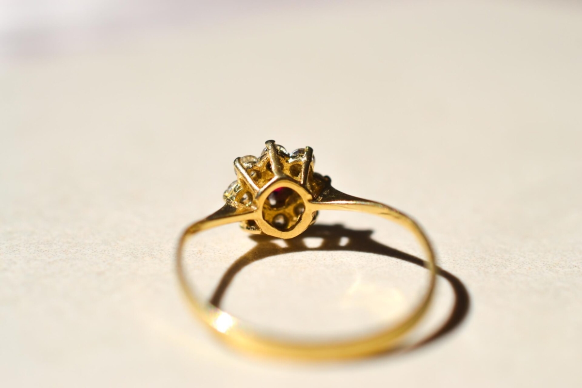 Bague Marguerite en alliage d Or 14 carats sertie d un rubis synthetique Verneuil et d oxydes - bague de seconde main