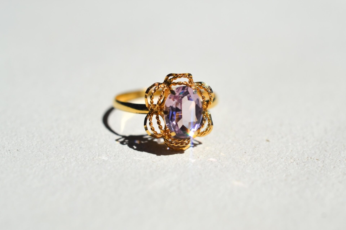 Bague ciselee et ajouree en Or jaune cisele en forme de fleur centree d'une amethyste - bague ancienne