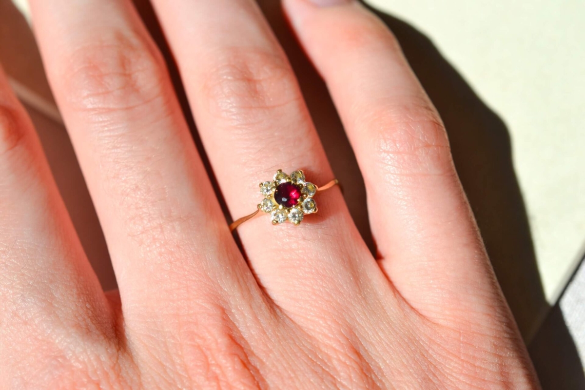Bague Marguerite en alliage d Or 14 carats sertie d un rubis synthetique Verneuil et d oxydes - bague de fiancailles