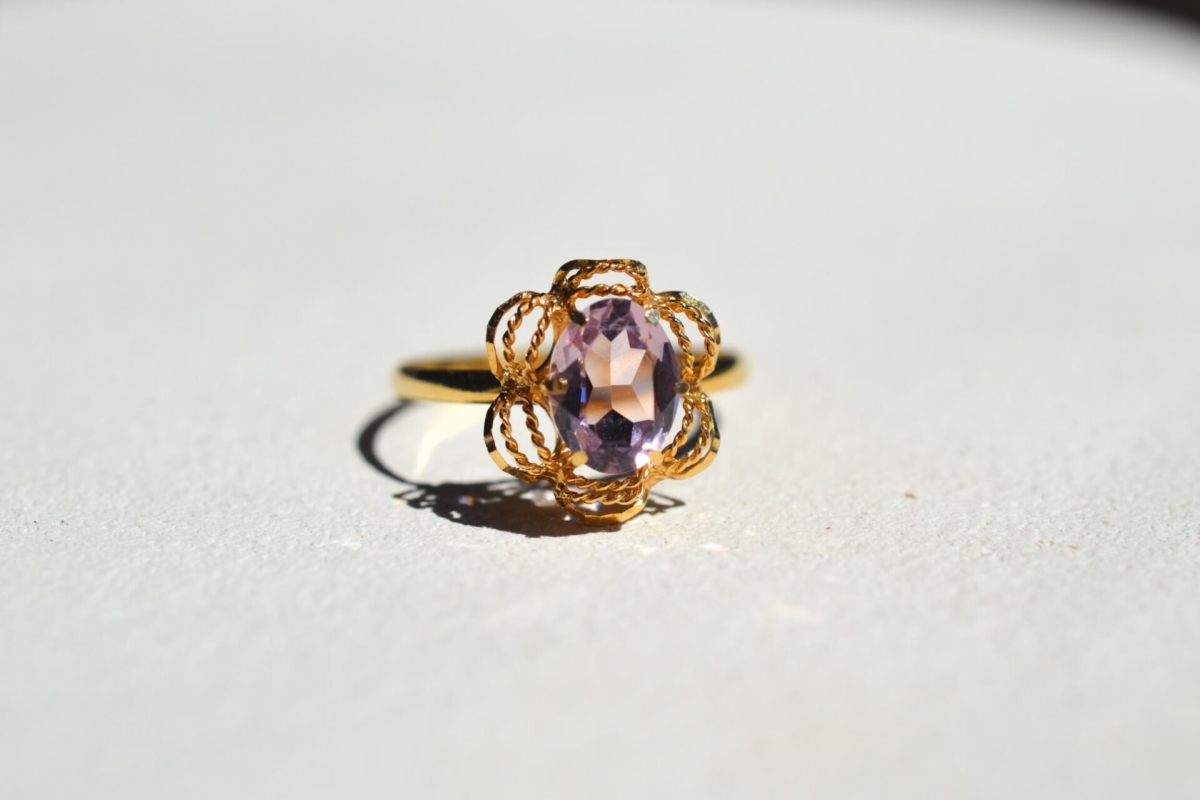 Bague ciselee et ajouree en Or jaune cisele en forme de fleur centree d'une amethyste - bague vintage